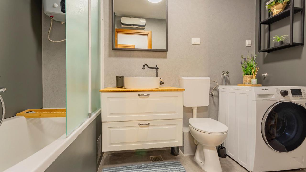 New Delux Green Garden Apartment With Hotube **** 스플리트 외부 사진