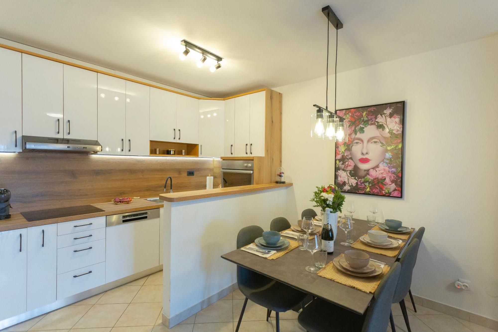 New Delux Green Garden Apartment With Hotube **** 스플리트 외부 사진